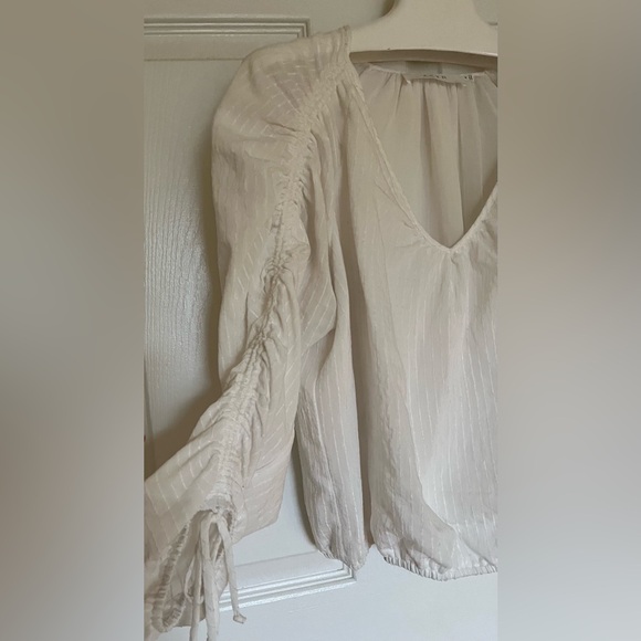 Preowned ASTR Label White V Neck Blouse Top with Ruched Sleeves - size M - Picture 10 of 14